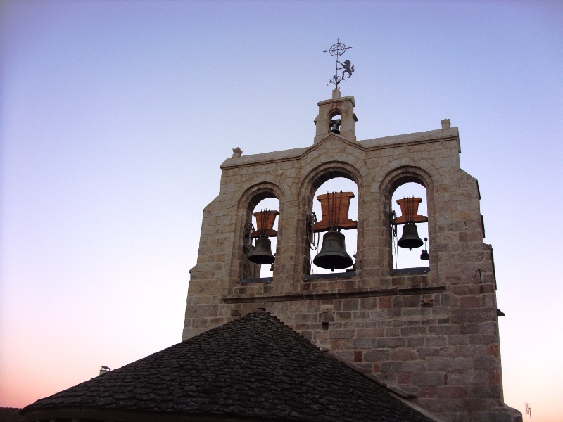Met mooie klokkentoren (Clocher-mur of Campenard)